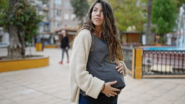 Mladá Těhotná Žena Stojící Vážným Výrazem Dotýkající Břicho Parku — Stock fotografie