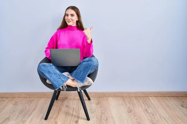 Ung Latinamerikansk Flicka Arbetar Med Dator Laptop Pekar Baksidan Bakom — Stockfoto