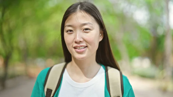Młoda Chinka Turystka Plecaku Uśmiechnięta Parku — Zdjęcie stockowe