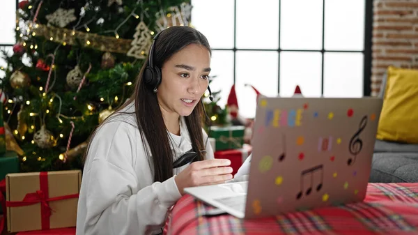 Junge Schöne Hispanische Frau Mit Videoanruf Feiert Weihnachten Hause — Stockfoto