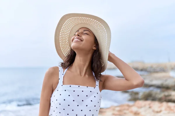 Young African American Woman Smiling Confident Wearing Summer Hat Seaside — Fotografia de Stock