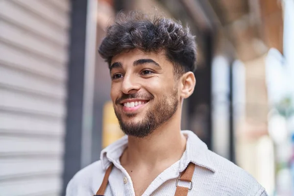 Jovem Árabe Homem Garçom Sorrindo Confiante Olhando Para Lado Rua — Fotografia de Stock