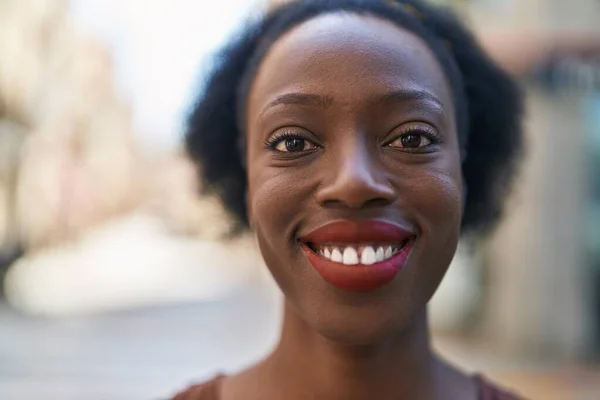 Femeie Afro Americană Zâmbind Încrezătoare Stând Stradă — Fotografie, imagine de stoc