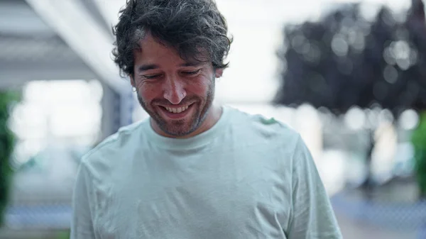 Genç Spanyol Adam Gülümsüyor Kendinden Emin Bir Şekilde Sokağa Bakıyor — Stok fotoğraf