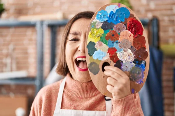 Mujer Hispana Mediana Edad Sosteniendo Paleta Pintores Cerca Cara Sonriendo —  Fotos de Stock