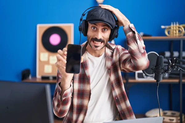 Hispanische Mann Mit Bart Musikstudio Zeigt Smartphone Gestresst Und Frustriert — Stockfoto