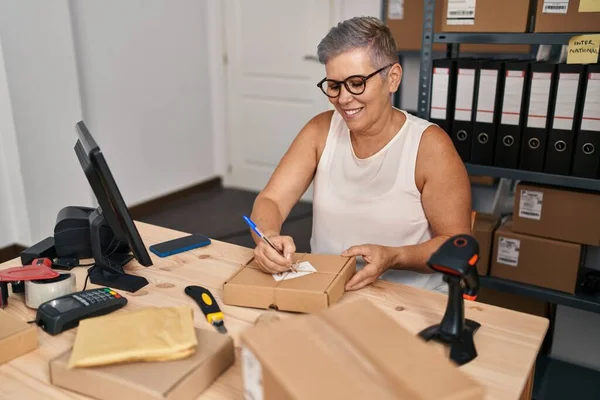Mujer Mediana Edad Comercio Electrónico Trabajador Negocios Escribiendo Paquete Oficina — Foto de Stock