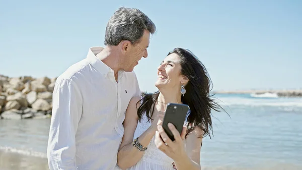 Ηλικιωμένοι Άνδρες Και Γυναίκες Χαμογελώντας Σίγουροι Χρησιμοποιώντας Smartphone Στην Παραλία — Φωτογραφία Αρχείου