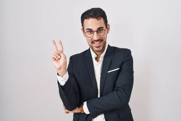 Όμορφος Ισπανός Επιχειρηματίας Στέκεται Πάνω Από Λευκό Φόντο Χαμογελώντας Χαρούμενο — Φωτογραφία Αρχείου