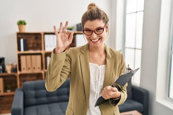 Young Woman Working Consultation Office Smiling Positive Doing Sign Hand — Stock Photo, Image
