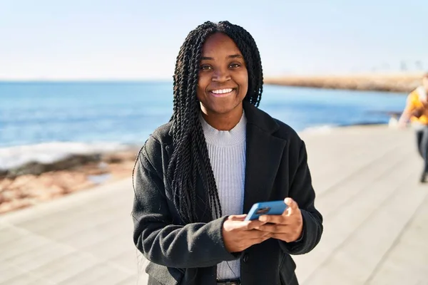 African American Woman Smiling Confident Using Smartphone Seaside — Stock Photo, Image