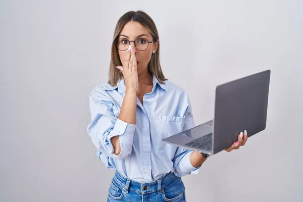 Młoda Kobieta Pracująca Komputerowym Laptopem Przerażona Zszokowana Zaskoczona Zdumiona Wyrazem — Zdjęcie stockowe