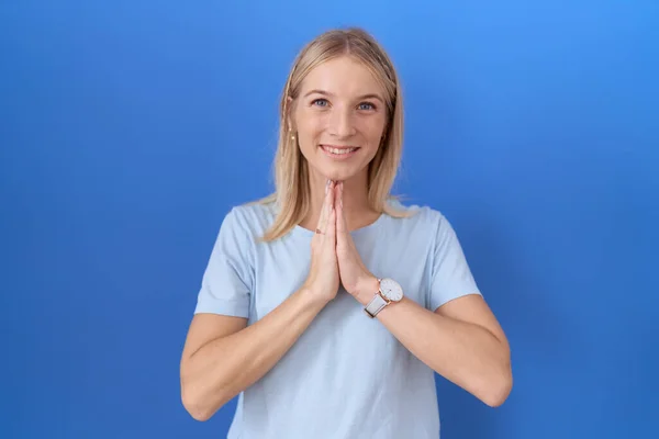 Młoda Kaukaska Kobieta Ubrana Luźną Niebieską Koszulę Modląca Się Razem — Zdjęcie stockowe