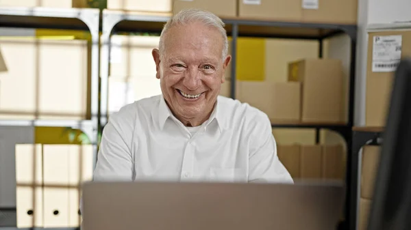 Senior Ősz Hajú Férfi Kereskedelmi Üzletember Használja Laptop Ülő Keresztbe — Stock Fotó