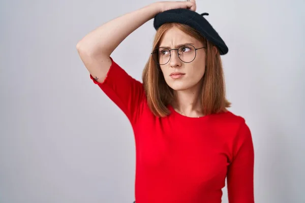 Mujer Pelirroja Joven Pie Con Gafas Boina Confundir Preguntarse Acerca — Foto de Stock