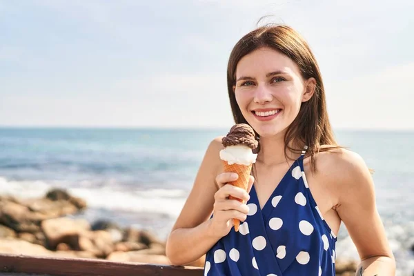 Joven Mujer Rubia Turista Sonriendo Confiado Sosteniendo Helado Playa —  Fotos de Stock