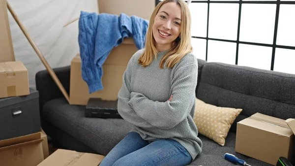 Young Blonde Woman Smiling Confident Sitting Sofa Arms Crossed Gesture — ストック写真