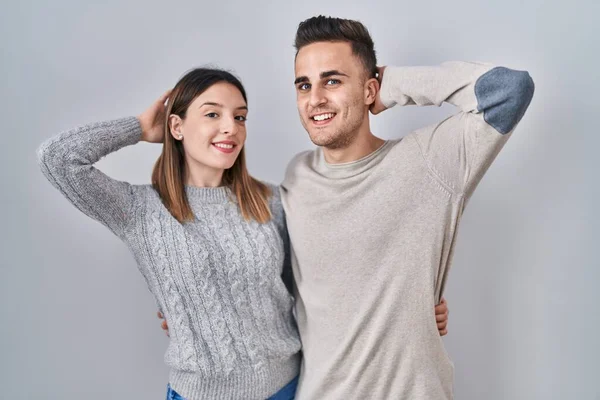 Junges Hispanisches Paar Das Über Weißem Hintergrund Steht Selbstbewusst Lächelnd — Stockfoto