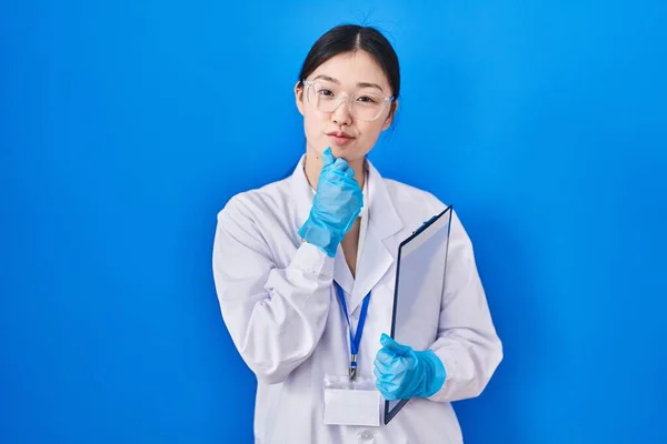 Chinese Young Woman Working Scientist Laboratory Looking Confident Camera Smiling — Stock Photo, Image