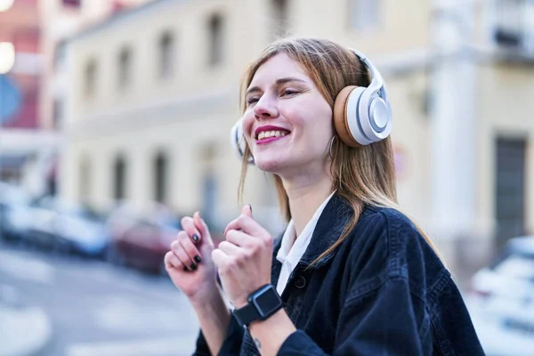 Young Blonde Woman Listening Music Dancing Street — Foto Stock