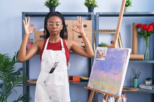 年轻的非洲裔美国人 手握辫子 在画布上的画室作画 闭上双眼 用手指做冥想动作 瑜伽概念 — 图库照片
