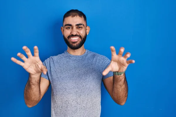 Hombre Oriente Medio Con Barba Pie Sobre Fondo Azul Sonriendo —  Fotos de Stock
