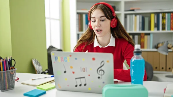 Młoda Latynoska Studentka Korzystająca Laptopa Słuchawek Studiujących Uniwersytecie Bibliotece — Zdjęcie stockowe