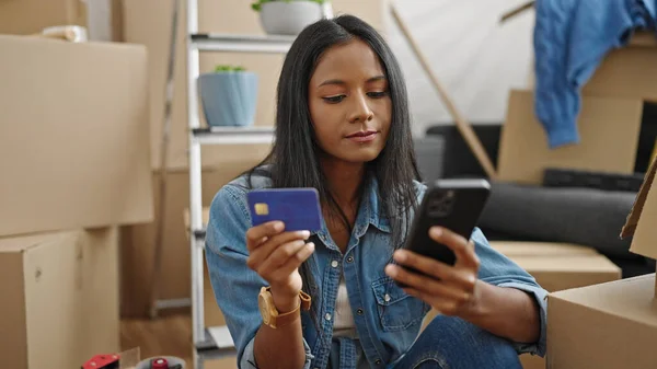 Африканская Американка Делает Покупки Смартфоном Кредитной Картой Расслабленным Выражением Лица — стоковое фото