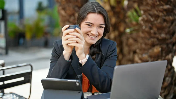 Jovem Bela Mulher Hispânica Trabalhador Negócios Usando Laptop Touchpad Beber — Fotografia de Stock