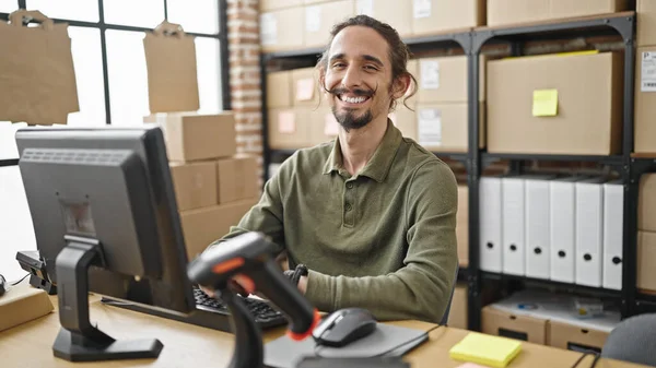 Genç Bir Spanyol Adamı Ofiste Gülümseyen Bir Bilgisayar Kullanıyor — Stok fotoğraf