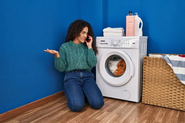 Genç Güzel Spanyol Kadın Çamaşır Odasında Bozuk Çamaşır Makinesi Teknisyeniyle — Stok fotoğraf