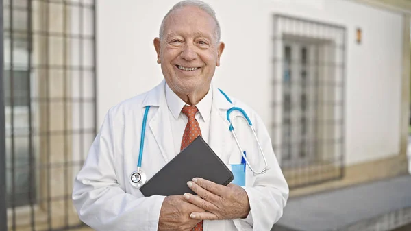 Senior Grauhaarige Mann Arzt Lächelt Zuversichtlich Mit Touchpad Auf Der — Stockfoto