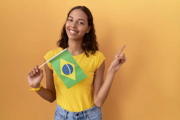 Mujer Hispana Joven Sosteniendo Bandera Brasil Con Una Gran Sonrisa — Foto de Stock