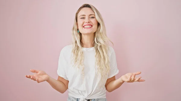 Jonge Blonde Vrouw Glimlachen Zelfverzekerd Spreken Geïsoleerde Roze Achtergrond — Stockfoto