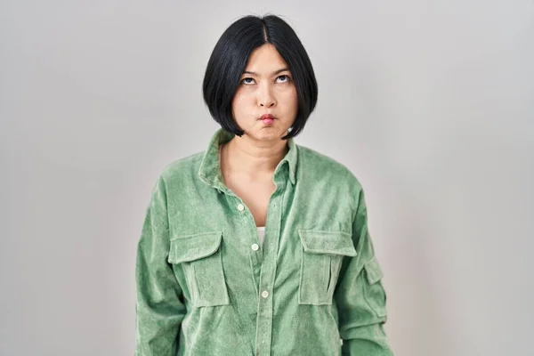 Ung Asiatisk Kvinna Står Över Vit Bakgrund Gör Fisk Ansikte — Stockfoto