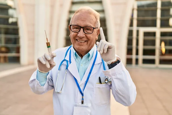 Elinde Şırınga Tutan Yaşlı Doktor Bir Fikre Soru Işaretine Şaşırdı — Stok fotoğraf