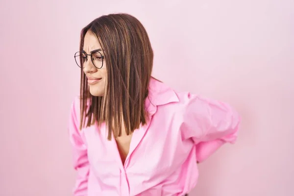 Mladá Hispánka Nosí Brýle Stojící Nad Růžovým Pozadím Trpí Bolestí — Stock fotografie