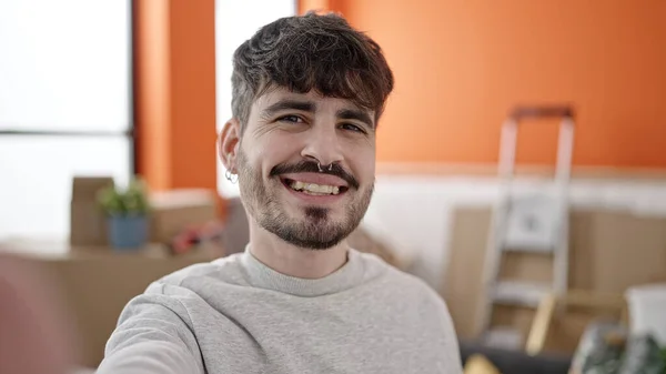Młody Hiszpan Uśmiecha Się Pewnie Robiąc Selfie Przed Kamerą Nowym — Zdjęcie stockowe