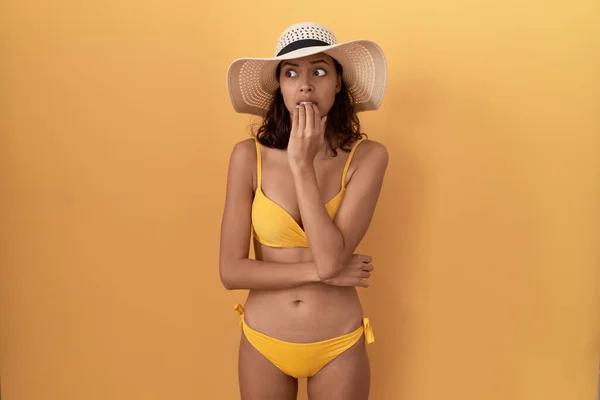 Giovane Donna Ispanica Indossa Bikini Cappello Estivo Cercando Stressato Nervoso — Foto Stock