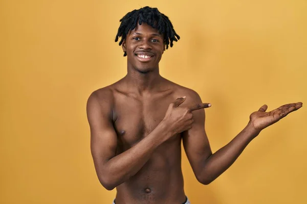 Giovane Uomo Africano Con Dreadlocks Piedi Torso Nudo Stupito Sorridente — Foto Stock