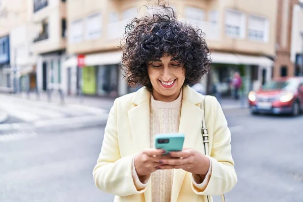 Young Middle East Woman Excutive Smiling Confident Using Smartphone Street — 스톡 사진