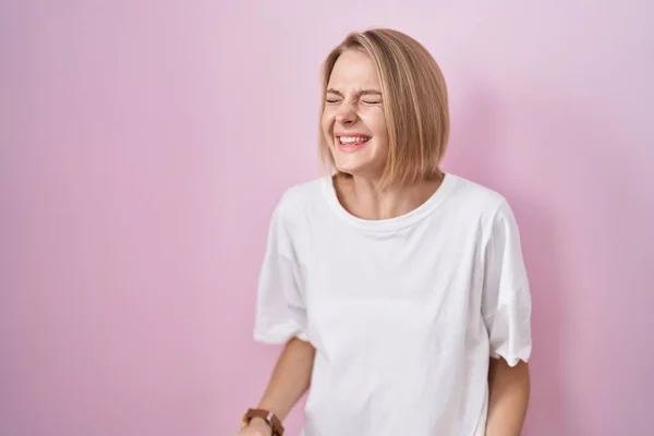 Young Caucasian Woman Standing Pink Background Angry Mad Screaming Frustrated — Stock Fotó