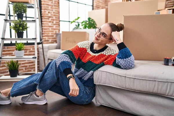 Young Woman Smiling Confident Sitting Sofa New Home — Stock Photo, Image
