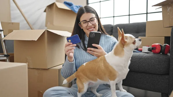 Jonge Spaanse Vrouw Met Chihuahua Hond Met Smartphone Creditcard Nieuw — Stockfoto