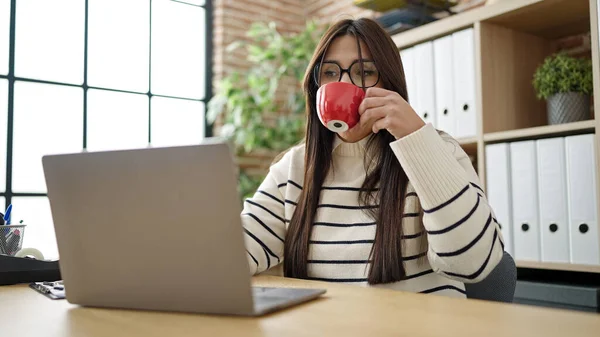 年轻美丽的他的惊慌失措的女商人在办公室用笔记本电脑喝咖啡 — 图库照片