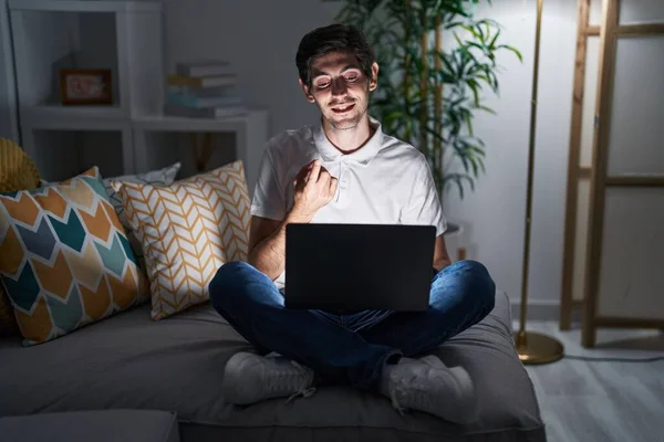 Jovem Hispânico Usando Laptop Casa Noite Acenando Vir Aqui Gesto — Fotografia de Stock