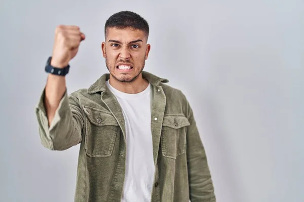 Tecrit Edilmiş Arka Planda Duran Genç Spanyol Adam Kızgın Kızgın — Stok fotoğraf