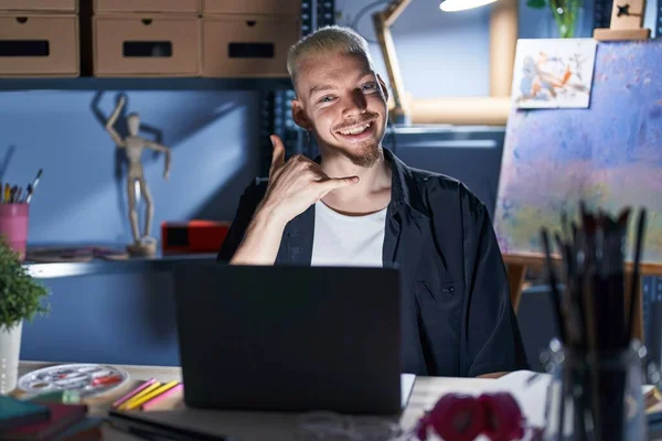 Junge Kaukasische Mann Mit Laptop Der Nacht Kunststudio Lächelnd Dabei — Stockfoto