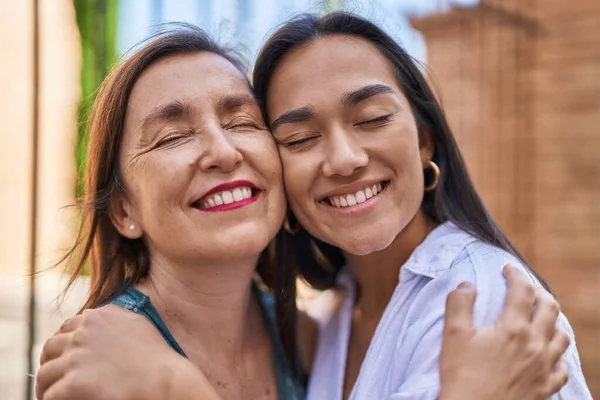 Дві Жінки Мати Дочка Посміхаються Впевнено Обіймають Один Одного Вулиці — стокове фото