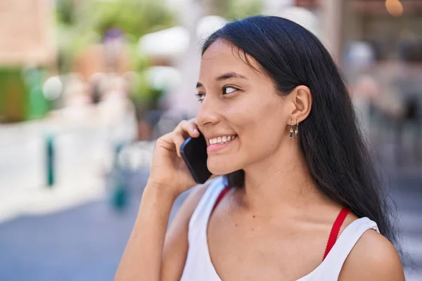 Mladý Krásný Hispánský Žena Usměvavý Sebevědomý Mluvení Smartphone Ulici — Stock fotografie